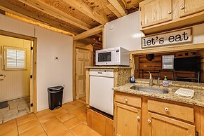 2 Mi to Kentucky Lake: Cozy Cabin w/ Deck!