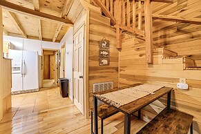 2 Mi to Kentucky Lake: Cozy Cabin w/ Deck!