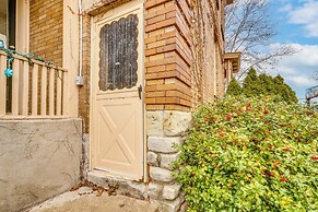 Walk to Garden & Restaurants: Zanesville Apartment