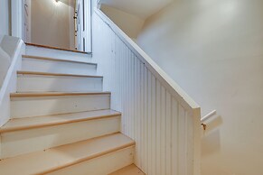 Walk to Garden & Restaurants: Zanesville Apartment