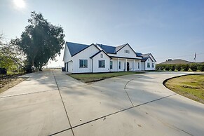 Day Trip to Yosemite: Spacious Home w/ Fireplace