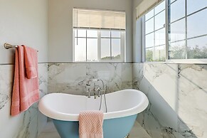 Day Trip to Yosemite: Spacious Home w/ Fireplace