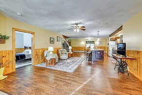 Lisle Apt: 4 Mi to Dorchester Lake!