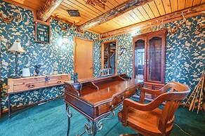 Walk to Saylorville Lake: Spacious Home w/ Deck!