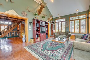 Walk to Saylorville Lake: Spacious Home w/ Deck!