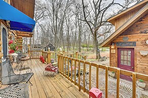 Walk to Saylorville Lake: Spacious Home w/ Deck!