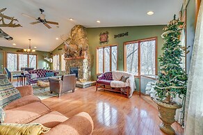 Walk to Saylorville Lake: Spacious Home w/ Deck!