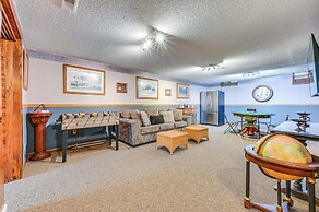 Walk to Saylorville Lake: Spacious Home w/ Deck!