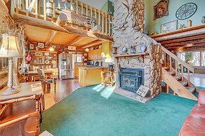 Walk to Saylorville Lake: Spacious Home w/ Deck!