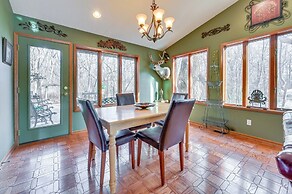 Walk to Saylorville Lake: Spacious Home w/ Deck!