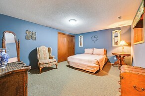 Walk to Saylorville Lake: Spacious Home w/ Deck!