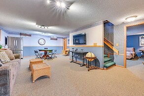 Walk to Saylorville Lake: Spacious Home w/ Deck!