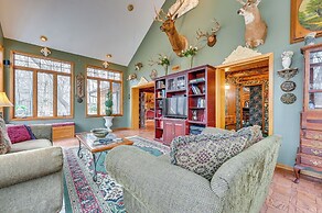 Walk to Saylorville Lake: Spacious Home w/ Deck!