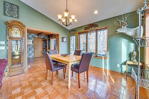 Walk to Saylorville Lake: Spacious Home w/ Deck!