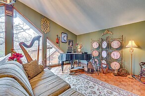 Walk to Saylorville Lake: Spacious Home w/ Deck!