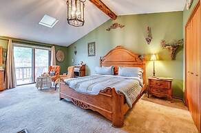 Walk to Saylorville Lake: Spacious Home w/ Deck!