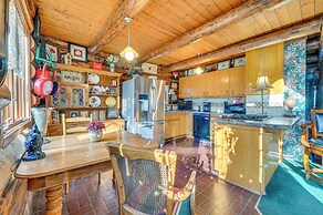 Walk to Saylorville Lake: Spacious Home w/ Deck!