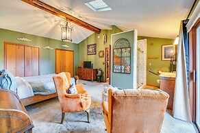 Walk to Saylorville Lake: Spacious Home w/ Deck!