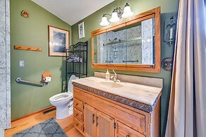 Walk to Saylorville Lake: Spacious Home w/ Deck!