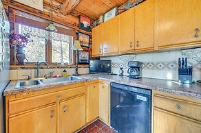 Walk to Saylorville Lake: Spacious Home w/ Deck!