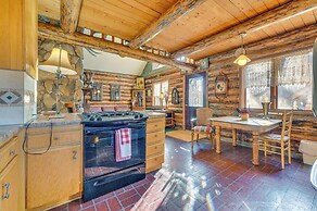Walk to Saylorville Lake: Spacious Home w/ Deck!