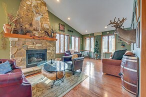 Walk to Saylorville Lake: Spacious Home w/ Deck!