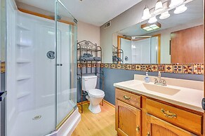 Walk to Saylorville Lake: Spacious Home w/ Deck!