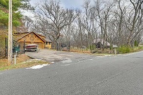 Walk to Saylorville Lake: Spacious Home w/ Deck!