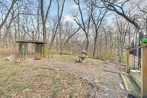Walk to Saylorville Lake: Spacious Home w/ Deck!