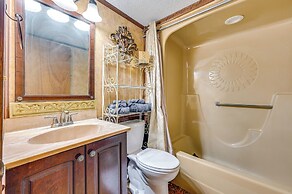 Walk to Saylorville Lake: Spacious Home w/ Deck!