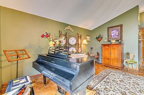 Walk to Saylorville Lake: Spacious Home w/ Deck!