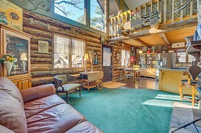 Walk to Saylorville Lake: Spacious Home w/ Deck!
