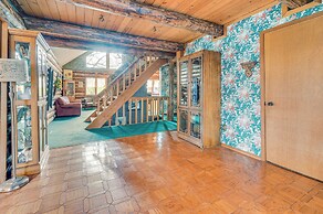 Walk to Saylorville Lake: Spacious Home w/ Deck!
