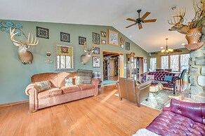 Walk to Saylorville Lake: Spacious Home w/ Deck!