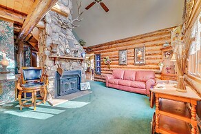 Walk to Saylorville Lake: Spacious Home w/ Deck!