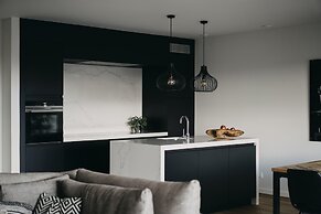 Huswell - The Tide - Stylish Sea View Apartment for 4 - Prime Location