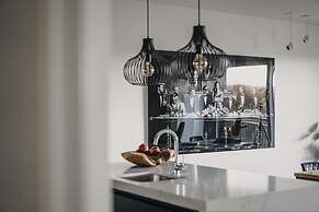 Huswell - The Tide - Stylish Sea View Apartment for 4 - Prime Location