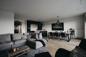 Huswell - The Tide - Stylish Sea View Apartment for 4 - Prime Location