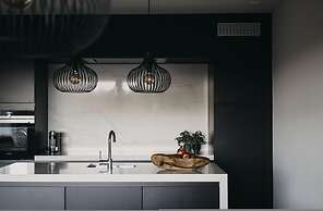 Huswell - The Tide - Stylish Sea View Apartment for 4 - Prime Location