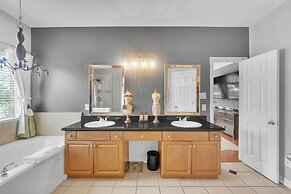 Spacious 6br Getaway Near Houston's Best 6 Bedroom Home