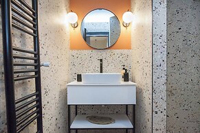 Lovely Brand New Studio byVictoria Metro