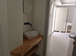 Lemonia Suites With Outdoor BBQ Area