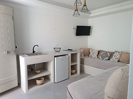 Lemonia Suites With Outdoor BBQ Area