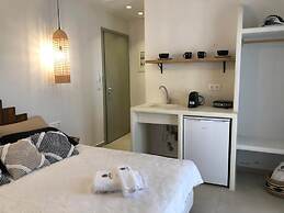 Lemonia Suites With Outdoor BBQ Area