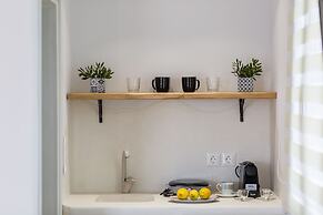 Lemonia Suites With Outdoor BBQ Area