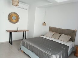 Lemonia Suites With Outdoor BBQ Area