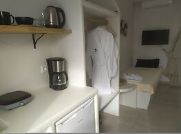 Lemonia Suites With Outdoor BBQ Area