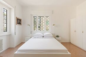 Bright And Spacious Family Apartment In Parioli