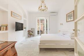 Bright And Spacious Family Apartment In Parioli