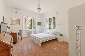 Bright And Spacious Family Apartment In Parioli